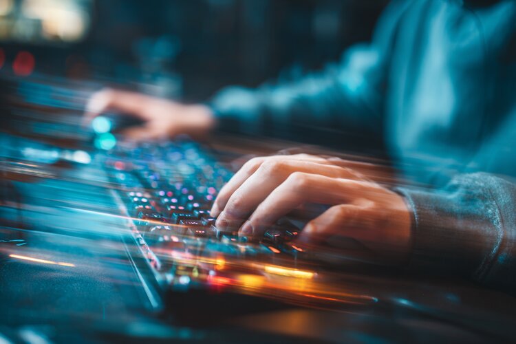 Màn hình máy tính với game Liên Minh Huyền Thoại