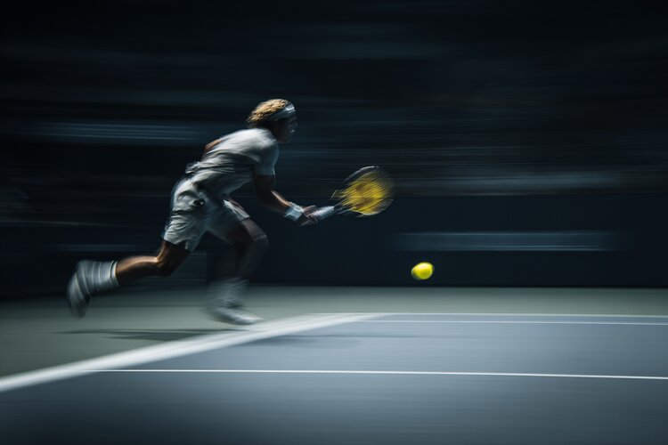 Sân tennis với vận động viên đang giao bóng